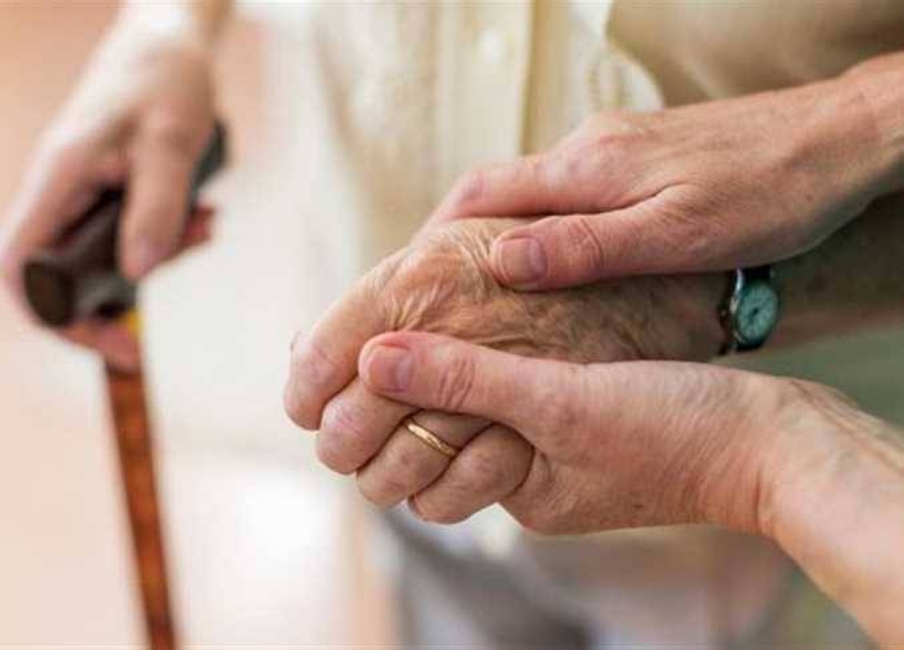 83% من القائمين على العناية بكبار السن يعانون من أعباء الرعاية