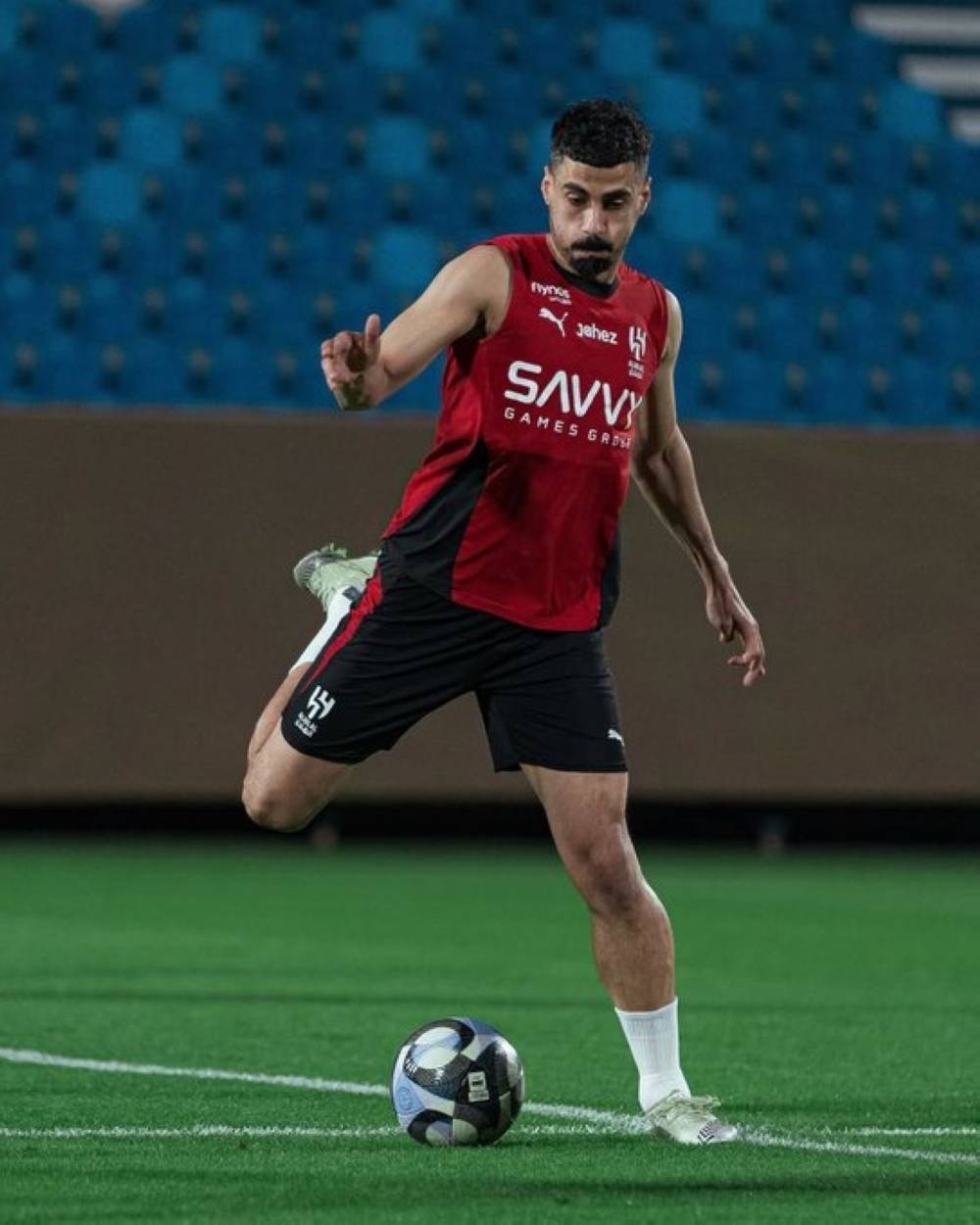 لاجامي يقترب من الهلال