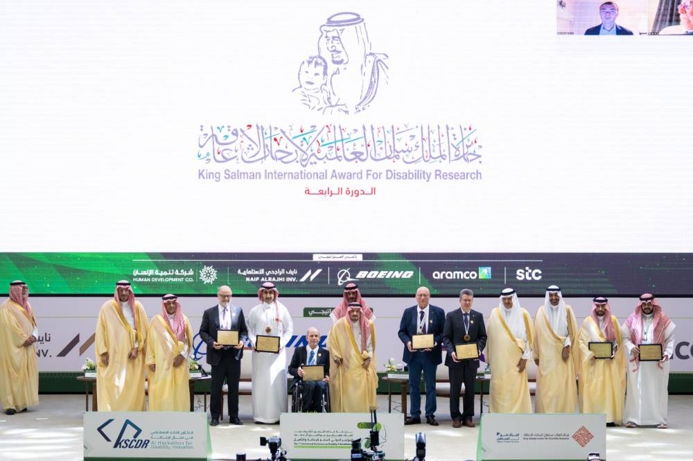 أمير الرياض يكرم الفائزين بجائزة الملك سلمان العالمية لأبحاث الإعاقة