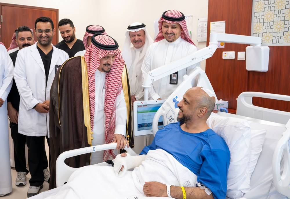 أمير الرياض يتفقد المصابين جراء العدوان الحوثي الإرهابي