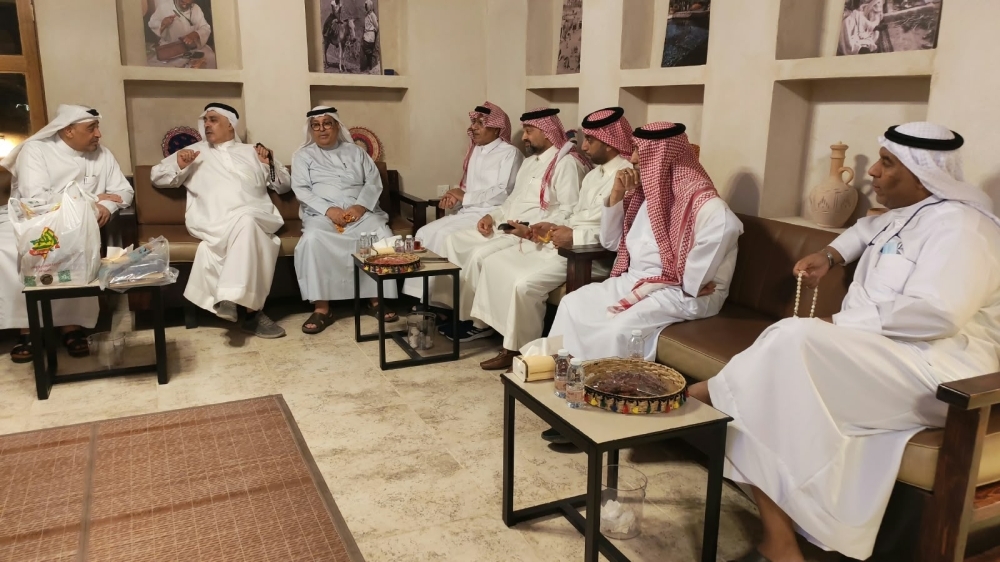 جلسة مسن تؤسس مجلسا شعبيا في الأحساء