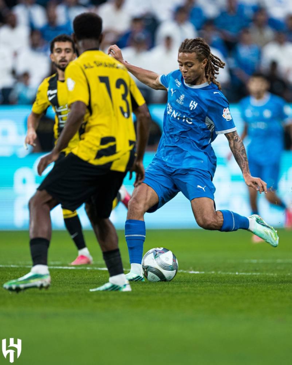 الهلال يحاصر الحكام بالعربي