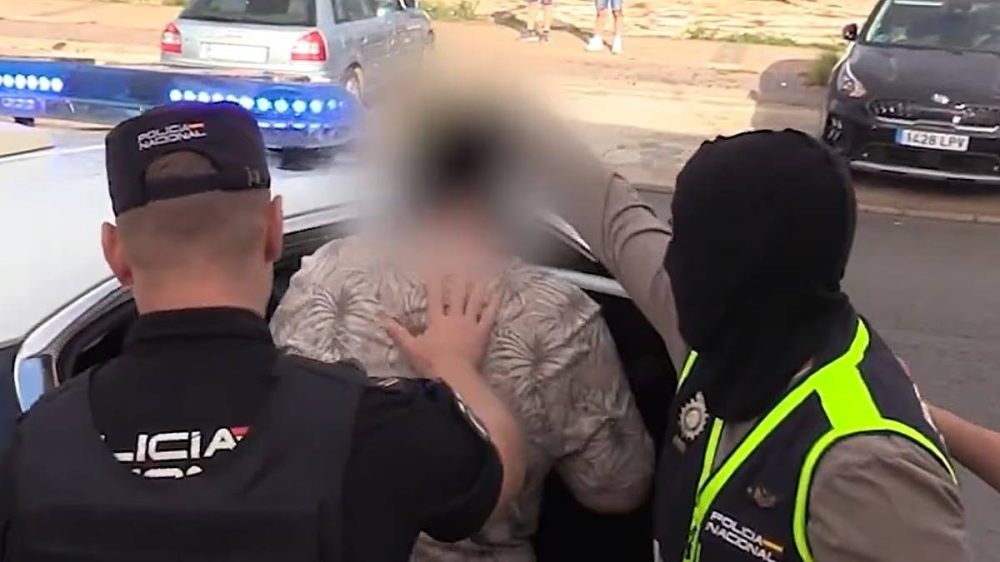 إسبانيا تعتقل شابين لتهديدهما بتفجير مطارات