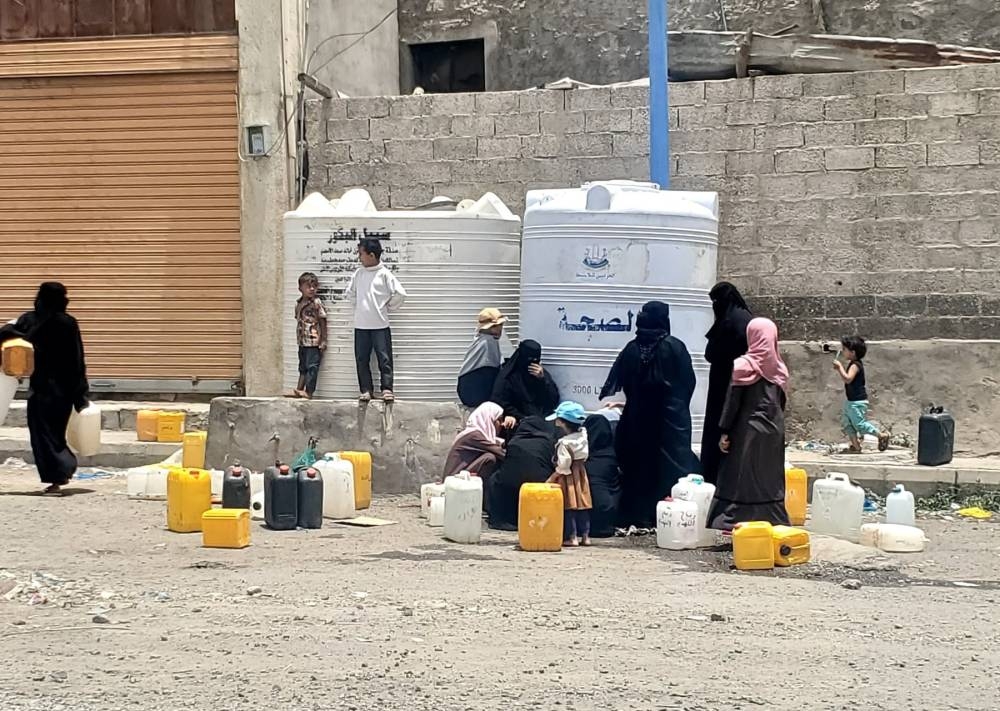 ميليشيا الحوثي الإرهابية تحاصر وتقيد حركة اليمنيين في تعز