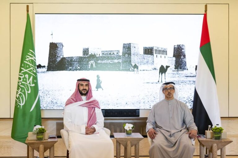 وزير الدفاع ونائب رئيس الإمارات يبحثان تعزيز التعاون والأمن الإقليمي