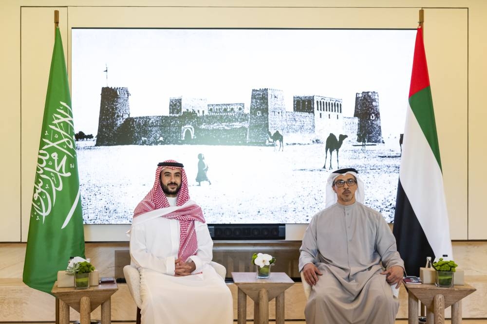 وزير الدفاع ونائب رئيس الإمارات يبحثان تعزيز التعاون والأمن الإقليمي