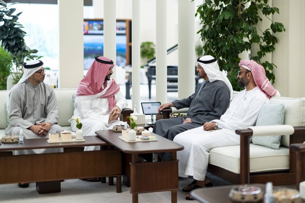 رئيس الإمارات ووزير الدفاع يبحثان العلاقات الأخوية والتطورات الإقليمية