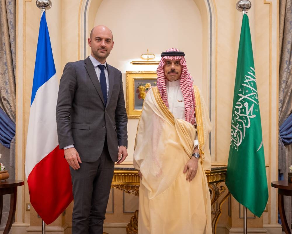 وزير الخارجية ونظيره الفرنسي يبحثان العلاقات والتطورات الإقليمية