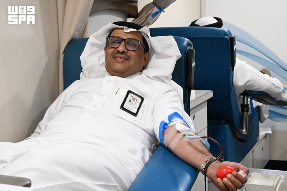 أمين نجران يتبرع بالدم