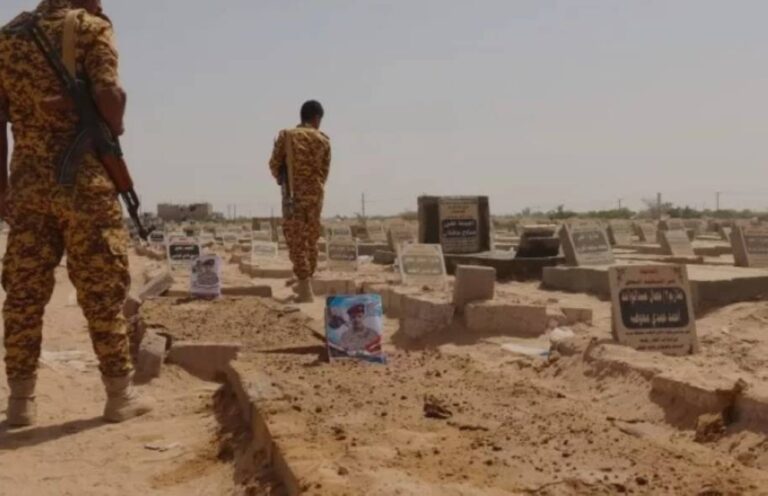 الحوثيون يحولون المقابر إلى منصات صواريخ