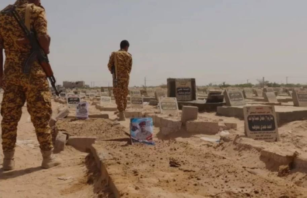الحوثيون يحولون المقابر إلى منصات صواريخ