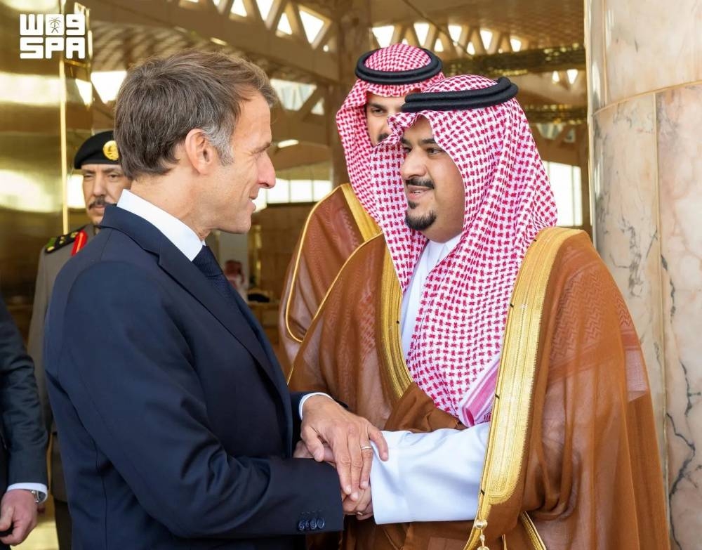 ماكرون يصل الرياض وفي مقدمة مستقبليه نائب أمير المنطقة