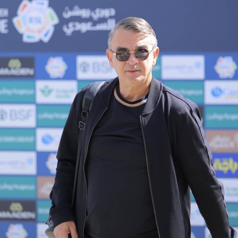 أبها  يقيل عراب الصعود