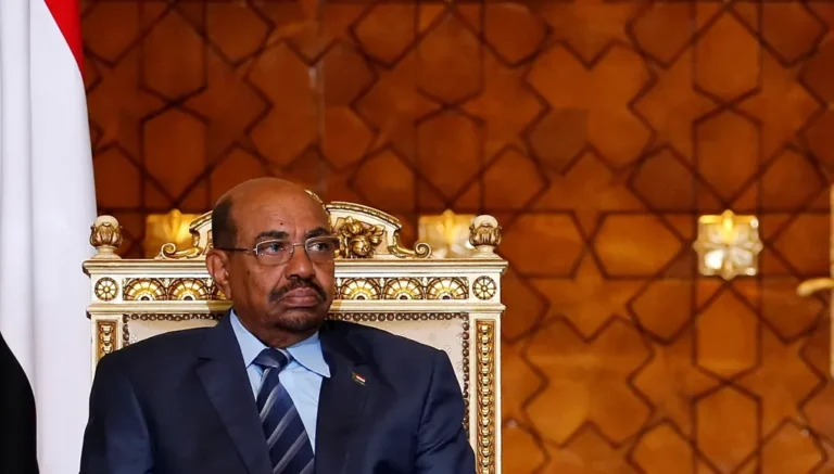 عمر البشير يطلب تلقي العلاج خارج السودان