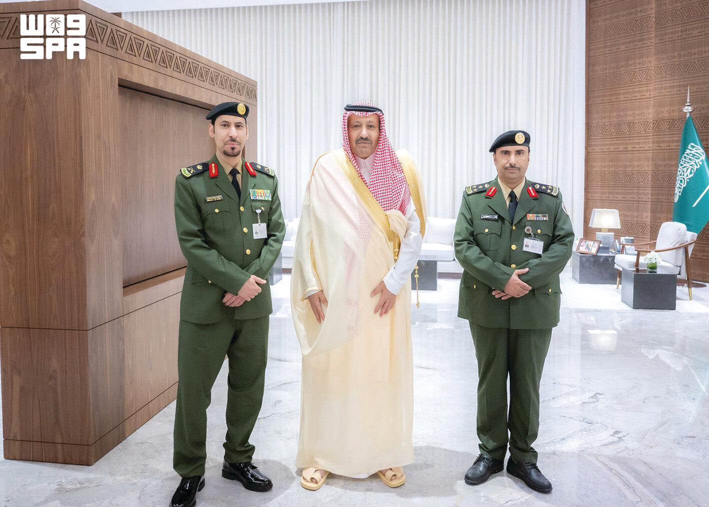 أمير الباحة يبحث مخاطر الأمطار والسيول