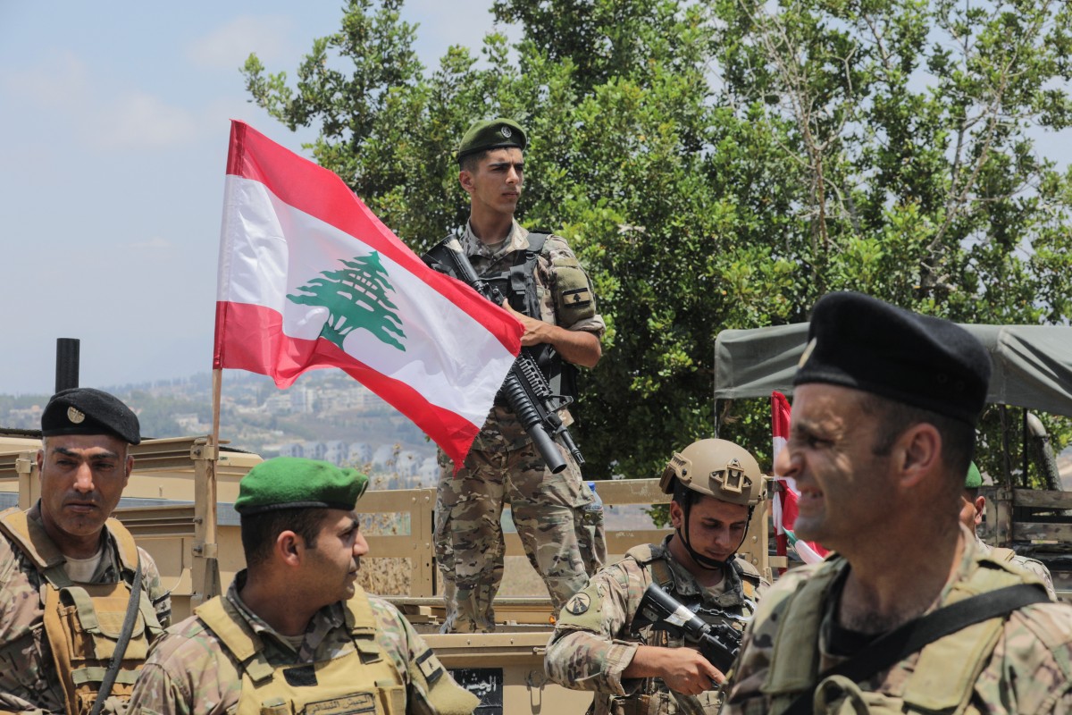 Lebanese army seizes explosives as smugglers flee across Syria border