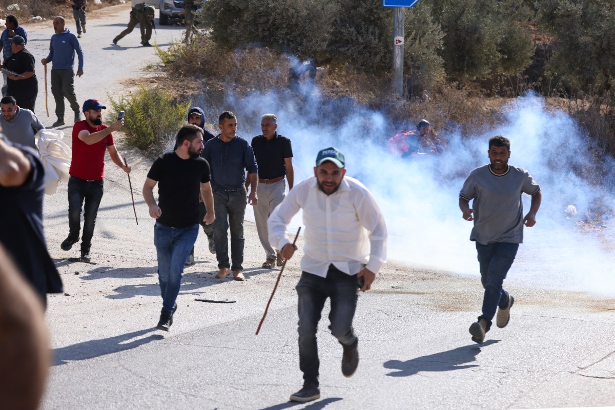 Settler attacks injure 3 Palestinian olive harvesters in West Bank, local sources say