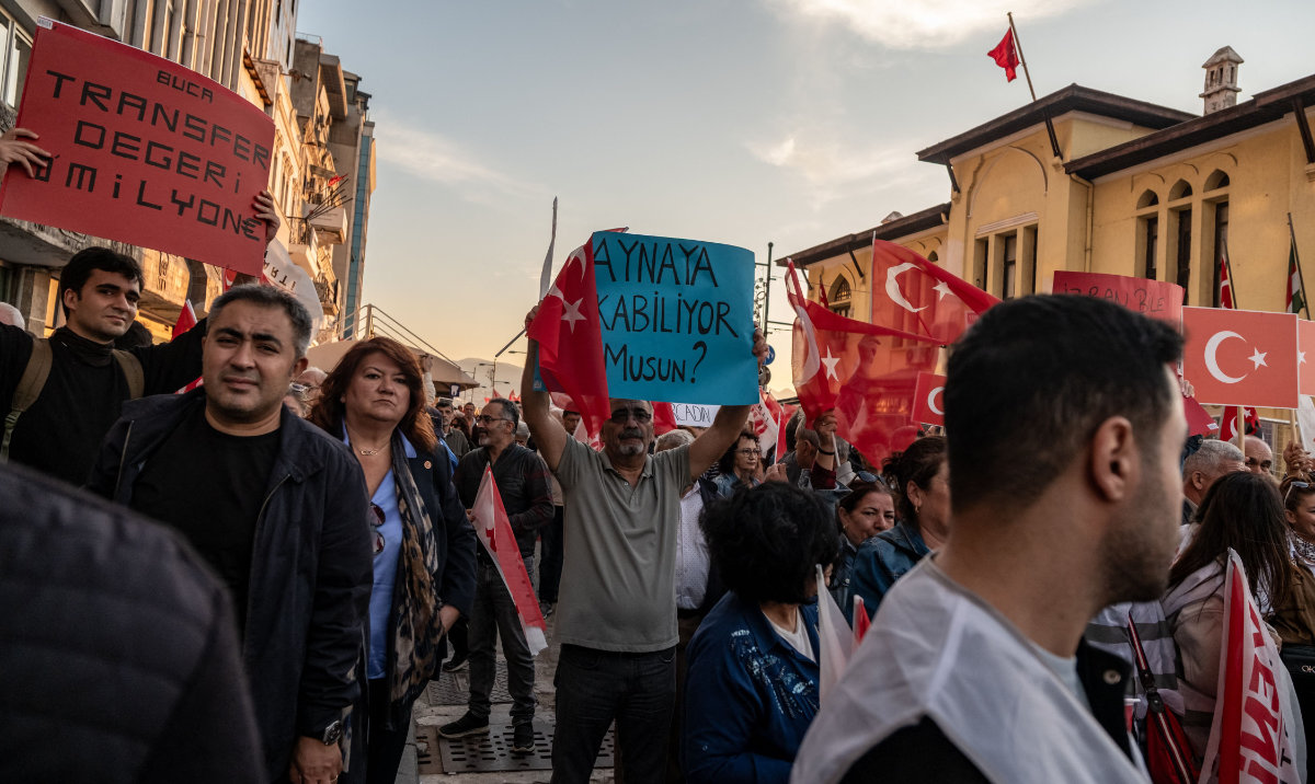 Protests in major Turkish city after mayor defects to Erdogan party