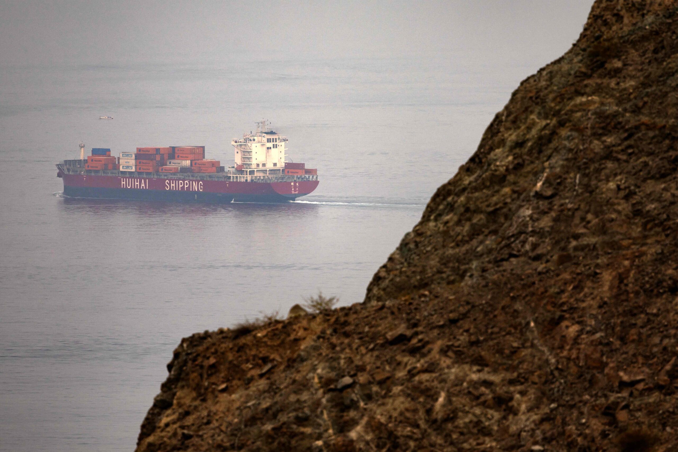 Authority: Marine tug targeted by two projectiles off Khor Fakkan in UAE