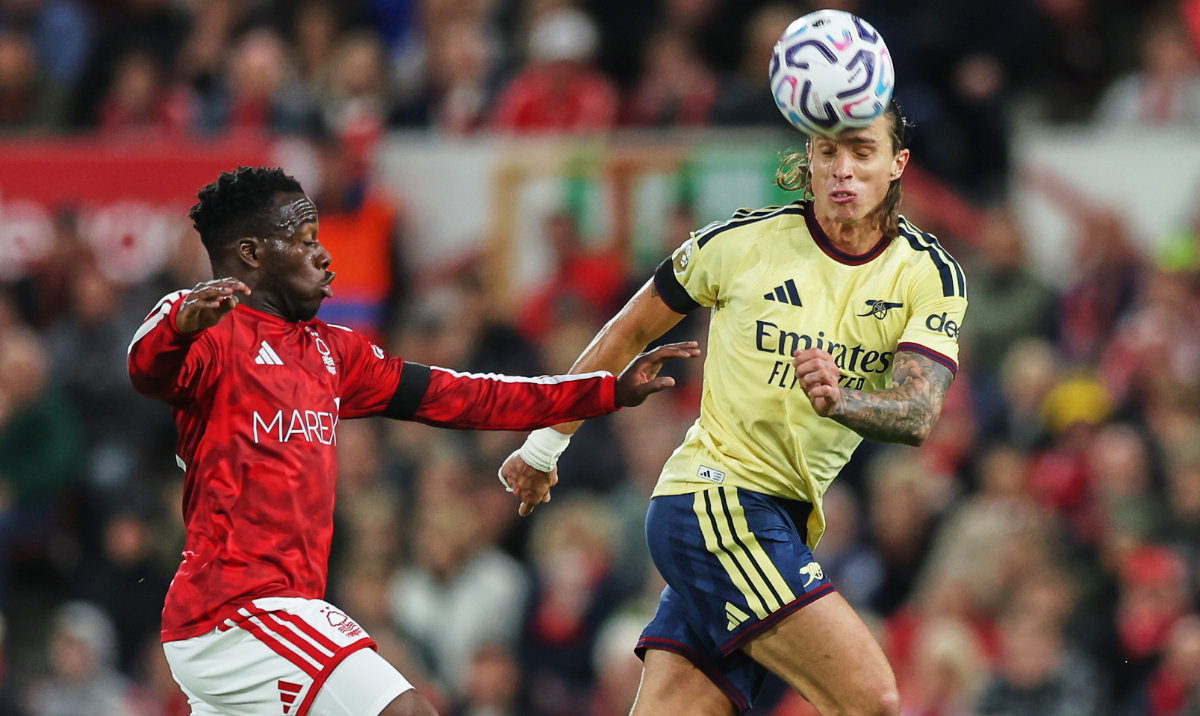 Arsenal snatch late win to keep pressure on Man City as Man Utd held