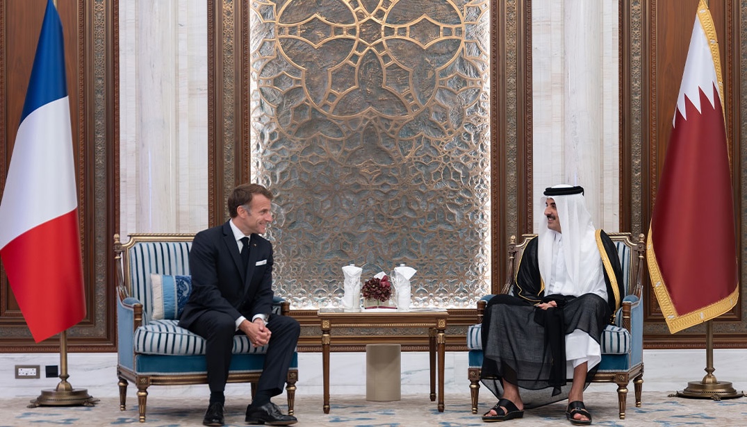 Qatari emir hosts French president for official talks