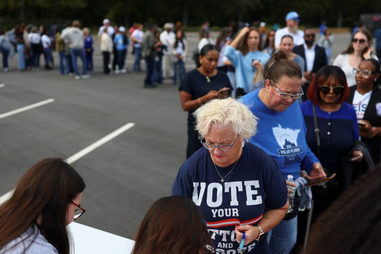 Trump, Obama pound campaign trail in closing week of US midterm election