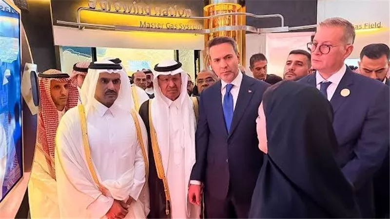 وزير الطاقة السعودي ووزيرا البترول والكهرباء يتفقدون جناح قطاع البترول المصري
