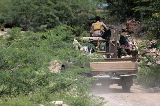 Yemen Army Intensifies Airstrikes, Breaks Waves of Intense Houthi Attacks West of Taiz