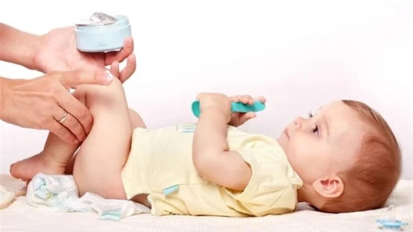 كيف تختار الأم كريم الحفاضات؟.. نصائح من استشارية طب الأطفال