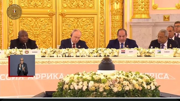 الرئيس السيسي: المياه العابرة للحدود يجب أن تكون جسرًا للتعاون والتفاهم بين الشعوب لا سببًا للنزاع