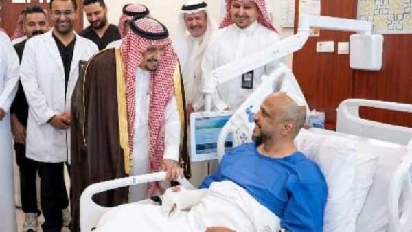 أمير الرياض يزور مصابي الهجوم الحوثي وينقل تحيات الملك سلمان وولي عهده