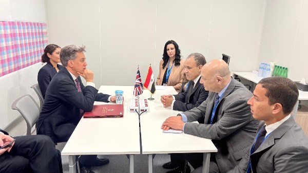 وزير الخارجية ونظيره البريطاني يبحثان خفض التصعيد الإقليمي وتسوية الأزمة السودانية