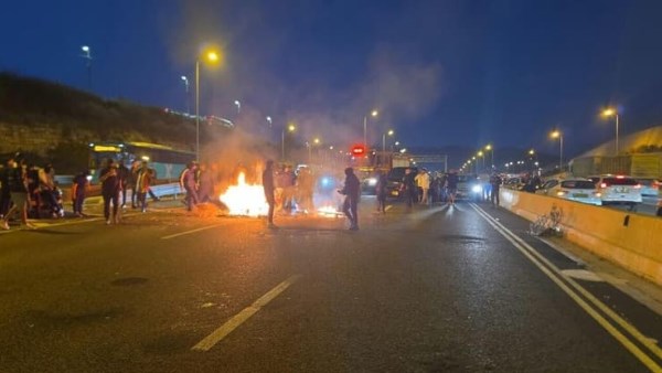 إسرائيل على صفيح ساخن.. الدروز يشعلون النيران ويغلقون الطرق احتجاجًا على طــ.عن شاب في يافا