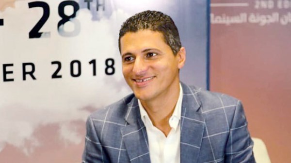 هو لازم؟.. عمرو دياب يتهرب من الإجابة عن سؤال لمدير مهرجان الجونة