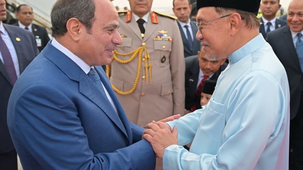 رئيس وزراء ماليزيا يرحب بالرئيس السيسي.. والخارجية الماليزية تبرز تطور العلاقات بين البلدين