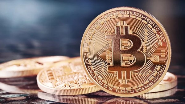 تداول بيتكوين بـ 82 ألف دولار وسط ضغوط النفط والسياسة النقدية الأمريكية