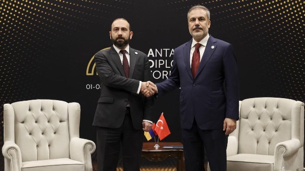 تركيا وأرمينيا تبحثان قضايا التعاون الثنائي والإقليمي
