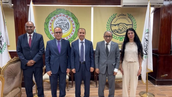 مجلس الوحدة الاقتصادية يبحث مع مندوب اليمن بالجامعة العربية ملفات العمل المشترك