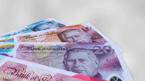 “الإسترليني” قرب أعلى مستوى في 16 شهراً أمام اليورو .. وترقب للموازنة البريطانية