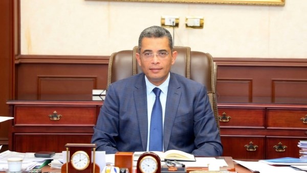 محافظ البحر الأحمر: ندب قيادات للقيام بأعمال رؤساء للوحدات المحلية بالمدن والأحياء لتعزيز كفاءة العمل