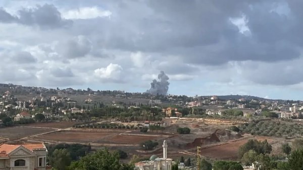 تصعيد إسرائيلي جنوب لبنان.. قنابل مضيئة وقصف مدفعي وصاروخان في ميفدون