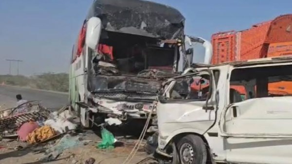 مصرع 12 شخصا وإصابة 20 آخرين في تصادم حافلتين جنوب غربي باكستان