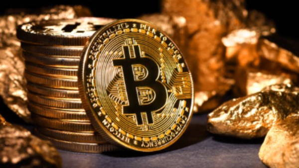 “بيتكوين” يتراجع دون 81 ألف دولار.. وتحركات المحافظ المؤسسية تعزز آمال التعافي