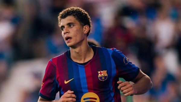 عبارة باللغة العربية على حذاء حمزة عبد الكريم في مباراة برشلونة وريال مدريد.. ما هي؟