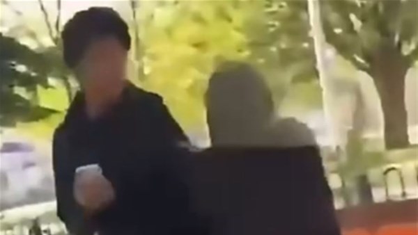 أم مغربية تصفع ابنها وتسحبه من مظاهرة طلابية بفرنسا.. فيديو يشعل مواقع التواصل