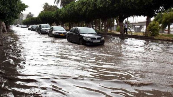 أمطار غزيرة تغرق شوارع طرابلس الليبية وتعطل المرور والدراسة والعمل