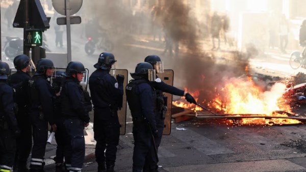 الحكومات الأوروبية تحذر مواطنيها من السفر إلى فرنسا بعد أعمال الشغب