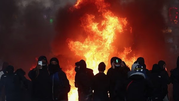 نيس وليون تعلنان حظر التجول وتنضمان لقائمة الحظر في فرنسا
