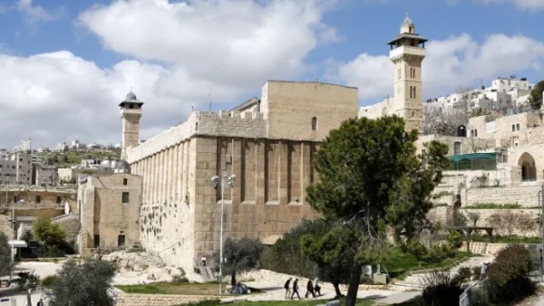 الاحتلال يغلق المسجد الإبراهيمي ويطرد موظفيه من داخله