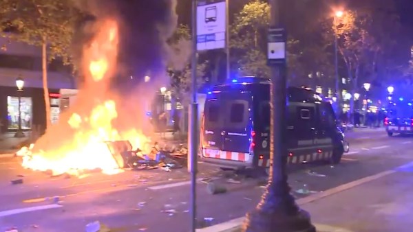 غضب المدارس.. القبض على 128 شخصا من مثيري الشغب في برشلونة